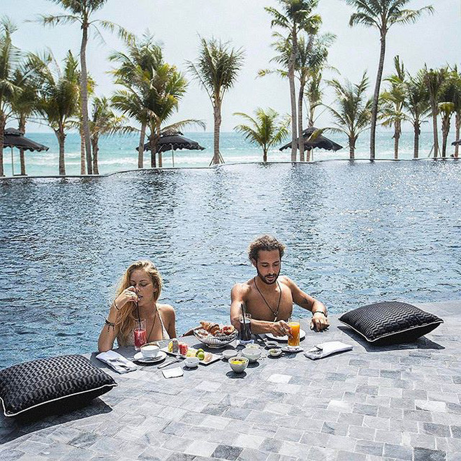 Nhắc đến resort, giờ đây ai cũng gọi tên JW Marriot Phú Quốc đầu tiên, bởi nó quá đẹp và quá hot. Với 244 phòng, suite, căn hộ và villas được thiết kế dựa trên ý tưởng về một trường đại học viễn tưởng, resort này là sự lựa chọn hàng đầu của hội rich kid cũng như giới showbiz Việt.