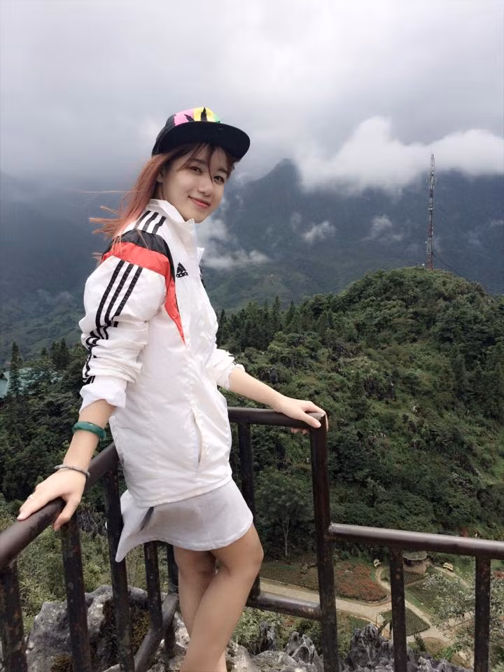 Phan Nguyễn Y Vân sinh năm 1993 tại Hà Tĩnh, hiện cô nàng đang sinh sống và làm việc tại Hà Nội. Y Vân được nhiều người biết đến nhờ nhan sắc ưa nhìn của tình yêu cháy bỏng với bóng đá và đặc biệt là CLB Real Madrid.