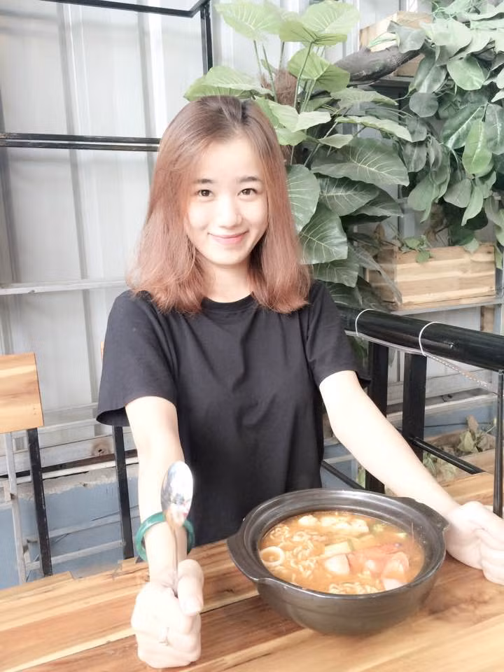 Nói đến tình yêu với Real Madrid, Y Vân từng chia sẻ rằng, từ nuốt nước mắt sau những trận thua tại El Clasico với đại kình địch Barca cho đến vỡ òa chiến thắng trong đêm định mệnh phá vỡ kỷ lục Decima (2015) hay phá bỏ lời nguyền Champions League 2017 nhưng tình yêu với CLB Hoàng Gia Tây Ban Nha trong người cô bạn 9X Hà Tĩnh này vẫn còn vẹn nguyên.