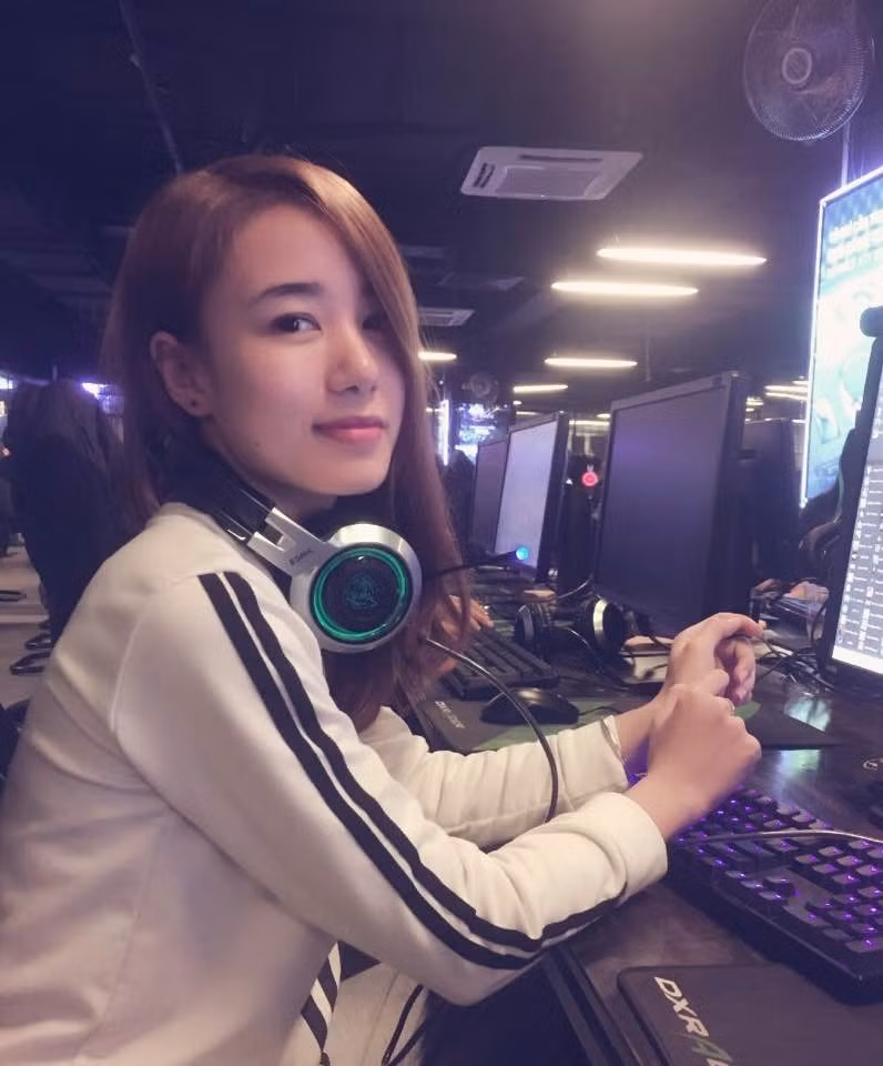 Sinh ra trong một gia đình toàn con gái, Y Vân chia sẻ tình yêu bóng đá đến từ chính người cha đam mê môn thể thao Vua. Sau kỳ World Cup trên đất Nam Phi, cô gái quê Hà Tĩnh rời nhà lên Hà Nội theo học trường ĐH Công Nghiệp Việt-Hung. Đây chính là lúc cô bé dễ thương bắt đầu tình yêu với Real Madrid.