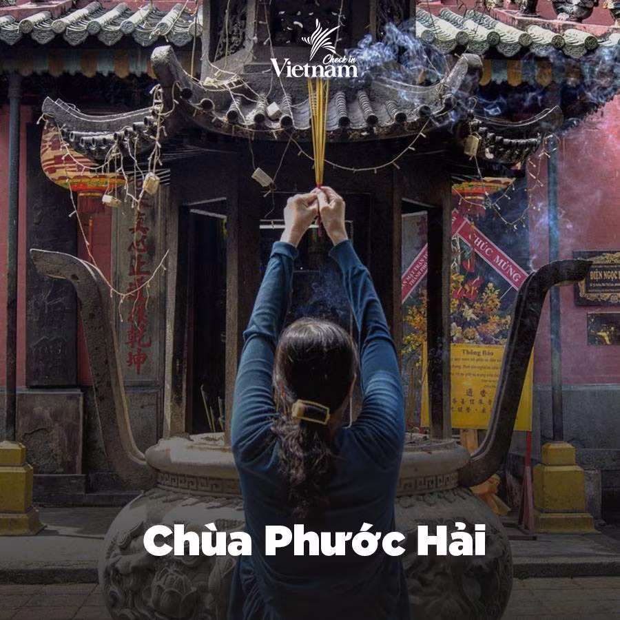 Nằm ở số 73 đường Mai Thị Lựu, quận 1, ngôi chùa Phước Hải hay còn gọi là Chùa Ngọc Hoàng là điểm đến được nhiều người dân lân cận cầu sức khỏe và bình an. Nhưng với các bạn trẻ, đây cũng là ngôi chùa cầu tình duyên rất thiêng.