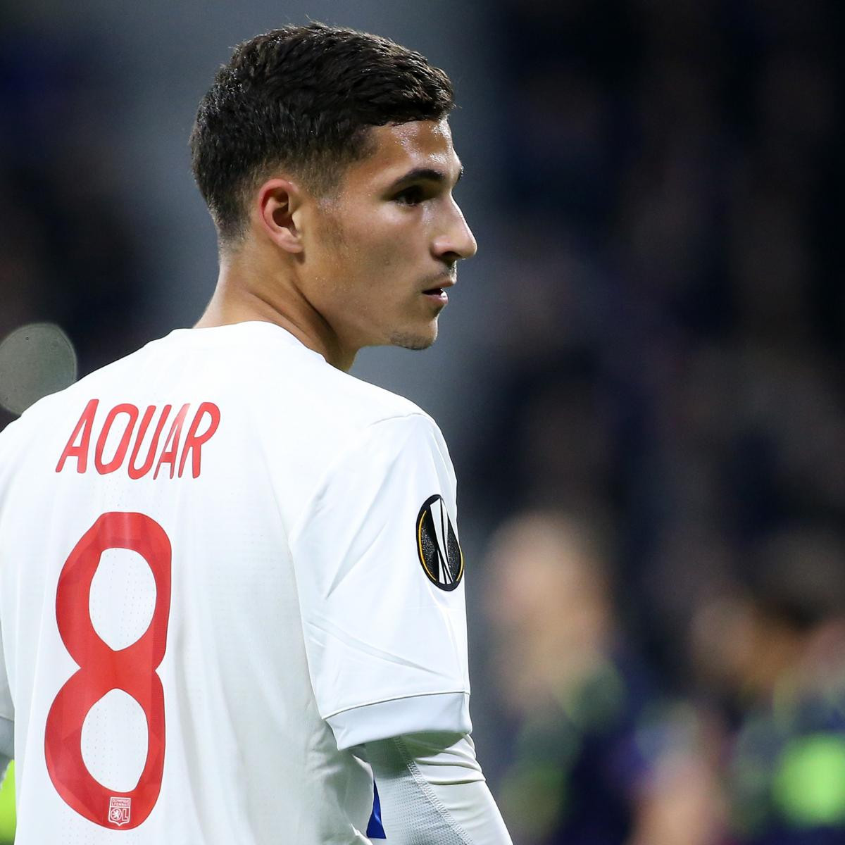 Cái tên mà Pep Guardiola nhắm đến là Houssem Aouar - cầu thủ 20 tuổi đang chơi cho Lyon sau chuỗi trận toàn thua của Man City.