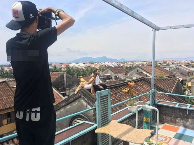 Sau sự cố cặp đôi chụp ảnh cưới trên nóc nhà ở Hội An, BQL khu phố cổ Hội An đã ra lệnh buộc các quán cafe không cho khách trèo lên mái nhà.