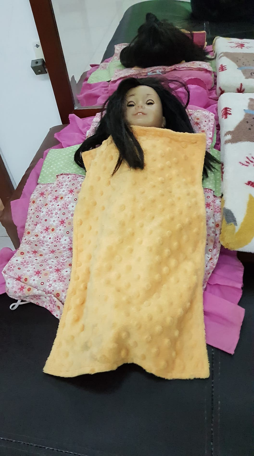 Sau khi đăng tải lên mạng, bức ảnh đã thu hút sự chú ý của nhiều người dùng Facebook nhất là các bạn trẻ. Nhiều dân mạng cho rằng, khi nhìn con ma-nơ-canh trong tình trạng như thế này đều sởn da gà vì nó có phần giống những cảnh trong phim kinh dị mà họ vẫn xem.