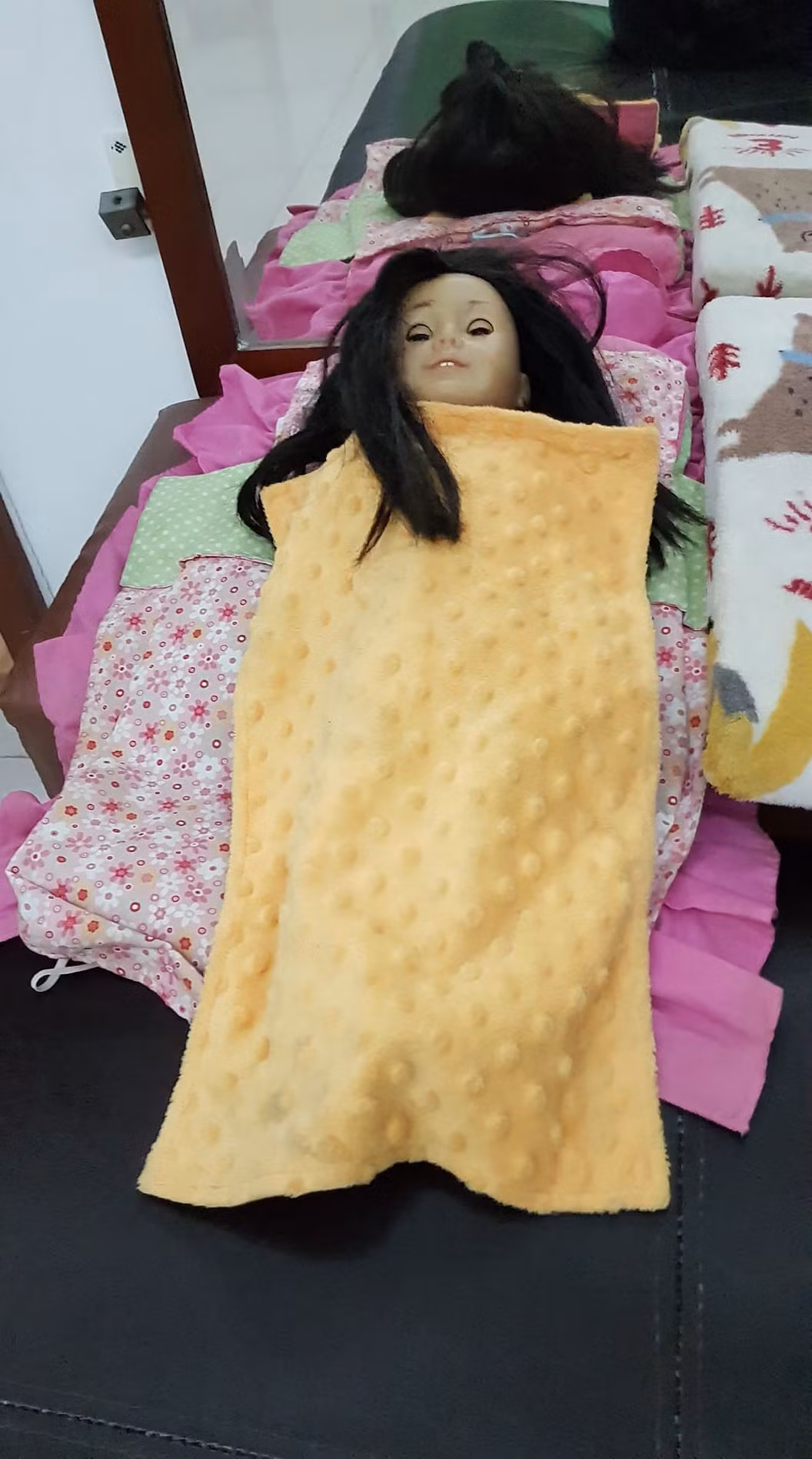 Sau khi đăng tải lên mạng, bức ảnh đã thu hút sự chú ý của nhiều người dùng Facebook nhất là các bạn trẻ. Nhiều dân mạng cho rằng, khi nhìn con ma-nơ-canh trong tình trạng như thế này đều sởn da gà vì nó có phần giống những cảnh trong phim kinh dị mà họ vẫn xem.