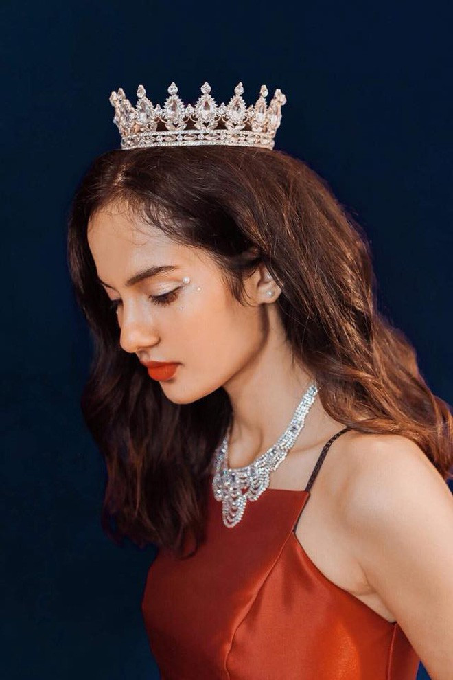 Thừa hưởng gen tốt từ bố mẹ nên Emma có chiều cao khá lý tưởng là 1m68. Cùng với gương mặt đầy khí chất, Emma thường nhận được lời mời làm mẫu ảnh, dẫu vậy ưu tiên lớn nhất của cô nàng vẫn là việc học.