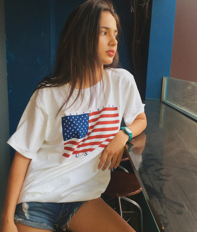 Theo nhiều người nhận xét, nếu như khi make-up lên nhìn Emma rất đài các và quyến rũ, khi trang điểm nhẹ nhàng đúng độ tuổi trông cô bạn lại vô cùng dễ thương.