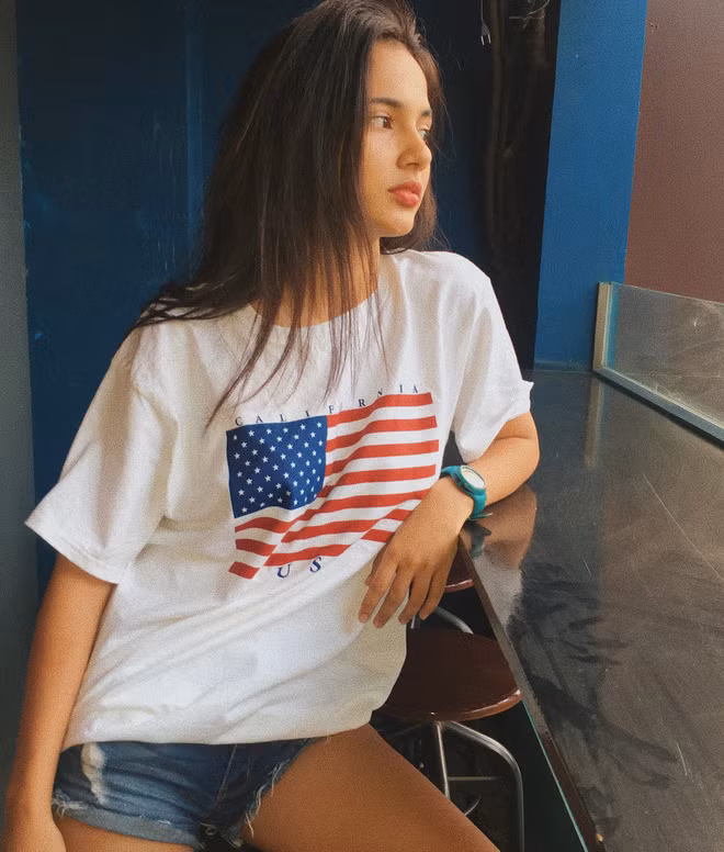 Theo nhiều người nhận xét, nếu như khi make-up lên nhìn Emma rất đài các và quyến rũ, khi trang điểm nhẹ nhàng đúng độ tuổi trông cô bạn lại vô cùng dễ thương.