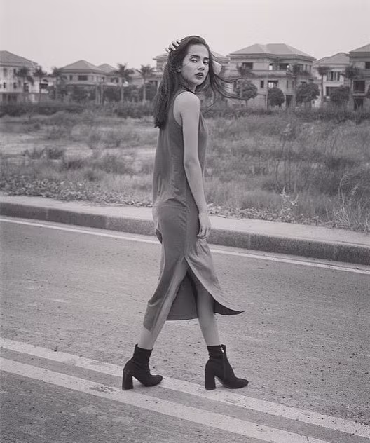 Theo tìm hiểu thì không chỉ có vẻ ngoài xinh xắn dễ thương, Emma còn có khả năng ngoại ngữ cũng như thể thao cực tốt. Ngoài tiếng Việt và tiếng Tây Ban Nha, Emma có thể giao tiếp thành thạo bằng tiếng Anh và tiếng Pháp.