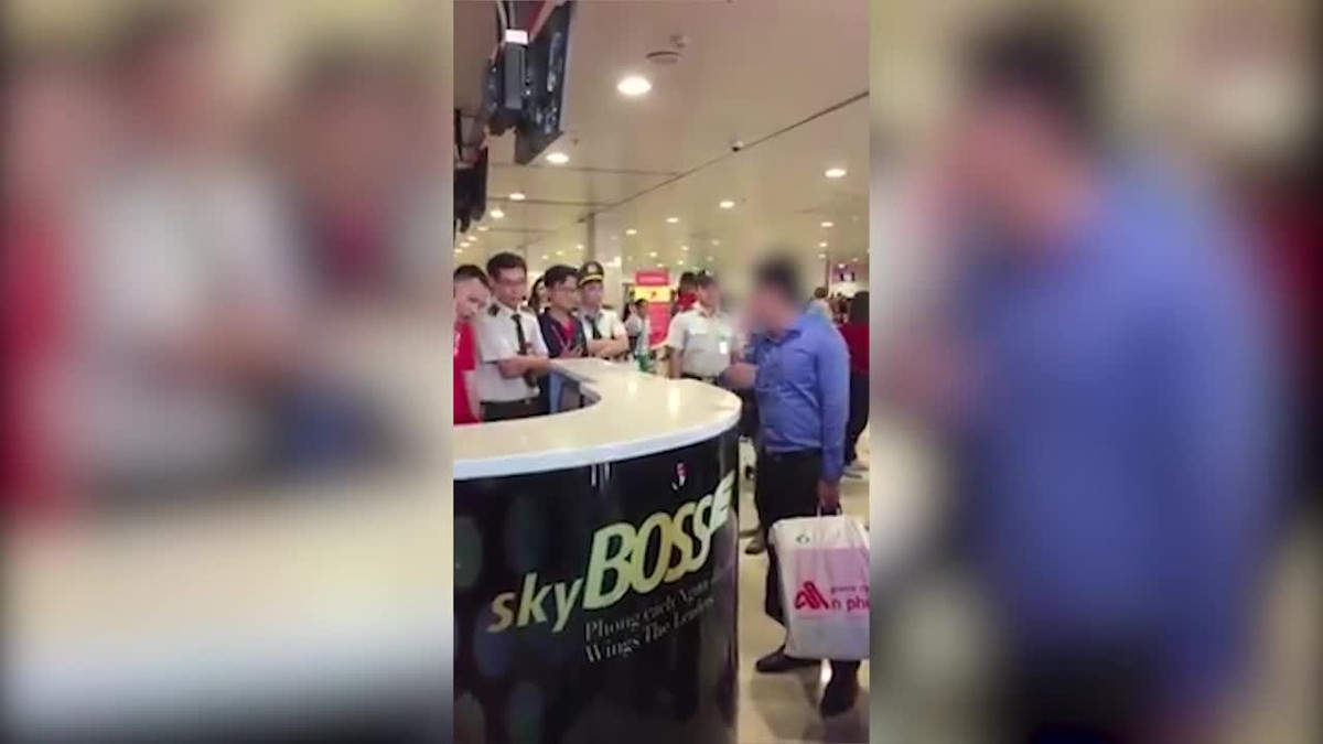 Theo đó, nam hành khách (áo sơ mi xanh) lớn tiếng quát tháo, chửi bậy nhân viên hãng hàng không do bức xúc vì đến sớm hơn nửa tiếng so với giờ khởi hành mà không được làm thủ tục.