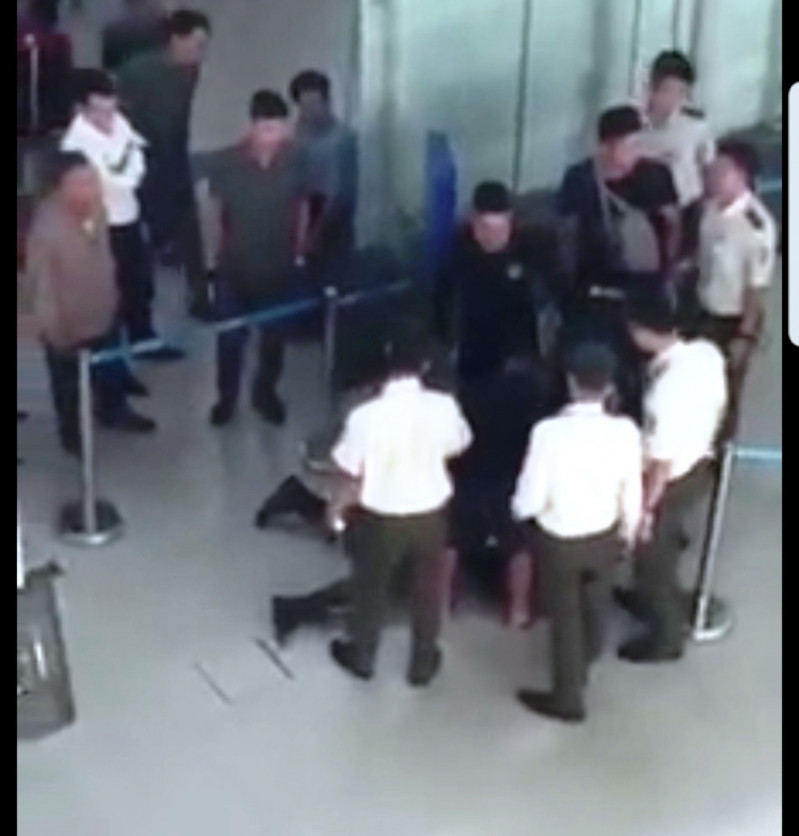 Cụ thể, vào ngày 23/11, chị L.T.G., nữ nhân viên quầy vé tại sân bay Sao Vàng bị hành khách là con trai cựu cán bộ huyện Thọ Xuân hành hung vì không chịu chụp ảnh chung.