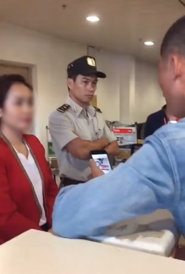 Sự việc càng bị đẩy lên cao trào khi nam hành khách đặt hành lý là chiếc túi màu đen lên quầy làm việc của hãng bay thì lại bị nữ nhân viên đẩy chiếc túi rơi xuống.