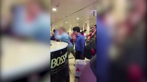 Tháng 1/2018, cũng tại sân bay Tân Sơn Nhất, xảy ra một vụ náo loạn giữa hành khách và nữ nhân viên ở sân bay.