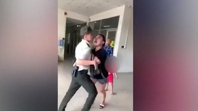 Chưa dừng lại, nữ công an quận Đống Đa lao vào đánh nhân viên an ninh nhưng la lên bị nhân viên hành hung.