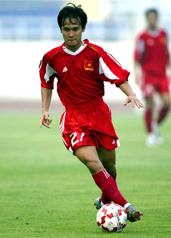 Tiền vệ kỳ cựu Nguyễn Minh Phương chỉ cao 1m68. Nhưng những pha sút phạt và đi bóng của anh làm khổ rất nhiều đối thủ cao to.