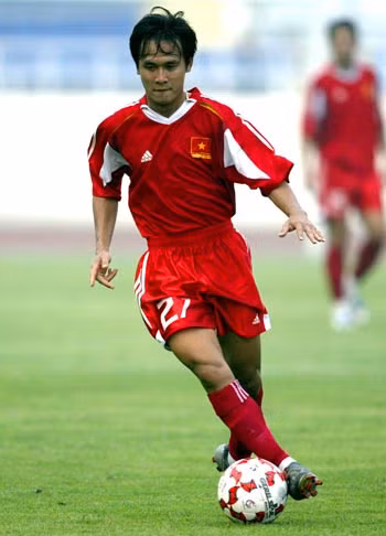 Tiền vệ kỳ cựu Nguyễn Minh Phương chỉ cao 1m68. Nhưng những pha sút phạt và đi bóng của anh làm khổ rất nhiều đối thủ cao to.