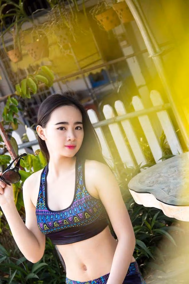 Về chế độ ăn uống, cô hạn chế ăn tinh bột, uống rượu bia, nước ngọt và đồ ăn nhanh để giữ dáng.