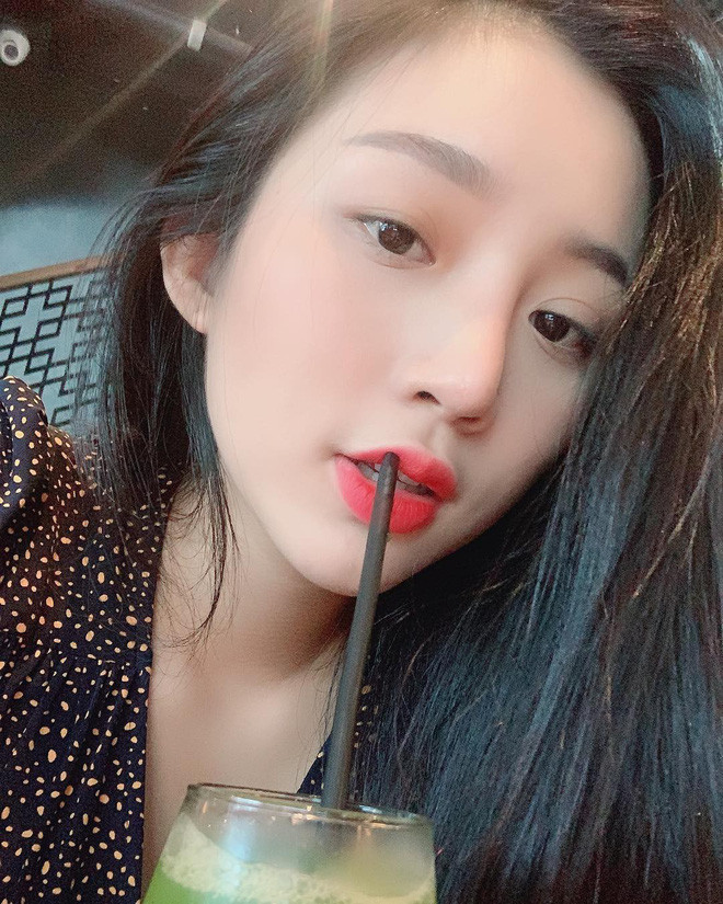 Chưa dừng lại ở đó, Huyền Trân còn khiến nhiều người chú ý tới mình khi được báo Trung ca ngợi là "cô gái xinh đẹp không tì vết, body nóng bỏng quyến rũ".