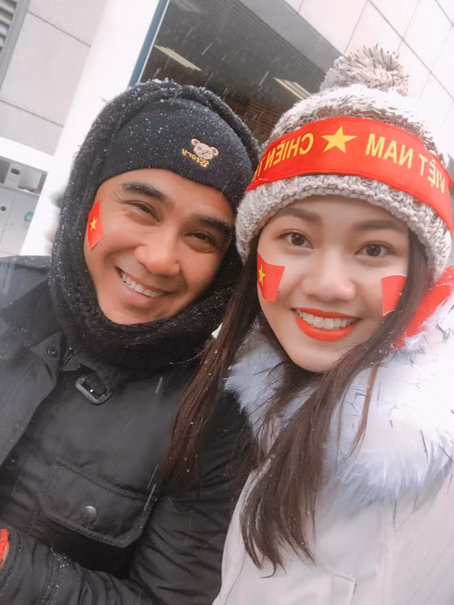 Chỉ vài giây xuất hiện trên truyền hình, cô nàng xinh đẹp với nụ cười rất tươi xuất hiện trong trận chung kết của đội tuyển U23 Việt Nam nhanh chóng được nhiều người chú ý. Danh tính của cô gái trên má có hai lá cờ Việt Nam nhanh chóng được dân mạng nhảy vào cuộc tìm kiếm ráo riết để thỏa mãn trí tò mò.