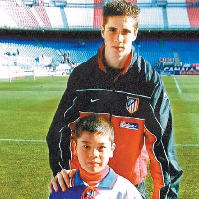 Victor Chou chụp ảnh kỉ niệm với Fernando Torres khi còn tập luyện tại lò đào tạo của CLB Atletico Madrid.