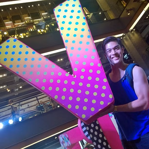 Sau thời gian thi đấu thành công tại đội trẻ Real Valladolid, Victor Chou đã được đội bóng hạng 3 của giải bóng đá Tây Ban Nha đó là UD Salamanca để ý tới và đã đưa anh về để phục vụ CLB này.