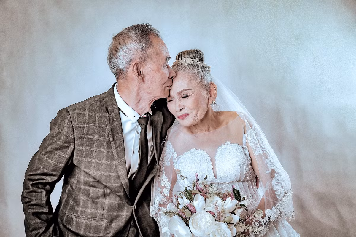 Còn nickname Hà An bình luận: "Không lấy được nhau mùa Hạ, ta sẽ lấy nhau mùa Đông. Không lấy được nhau thời trẻ, ta sẽ lấy nhau khi goá bụa về già".