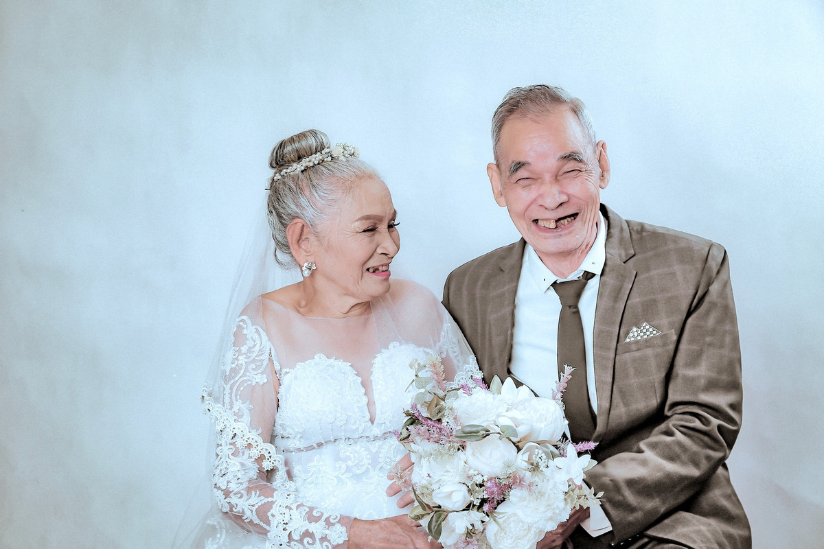 Cùng ngắm nhìn những bức ảnh diễn lại cảnh tình cảm cực ngọt ngào của cặp "ông bà anh" tuổi 82. Nguồn ảnh: Huy Tran.