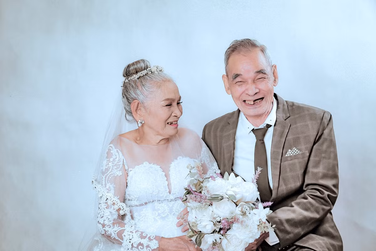 Cùng ngắm nhìn những bức ảnh diễn lại cảnh tình cảm cực ngọt ngào của cặp "ông bà anh" tuổi 82. Nguồn ảnh: Huy Tran.