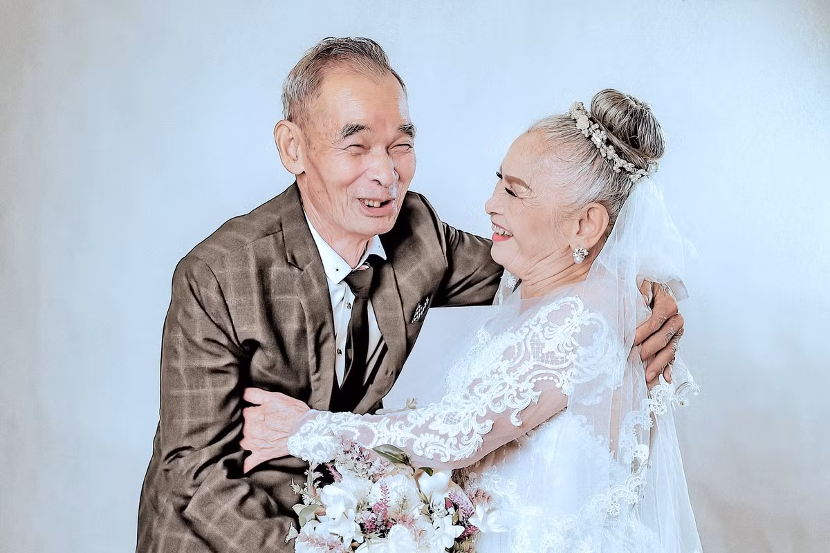 Bên cạnh đó, nhiều bạn trẻ cũng tag người yêu mình vào những bức ảnh này cùng lời hứa "50 năm nữa mình cũng sẽ chụp bộ ảnh như này nhé em".