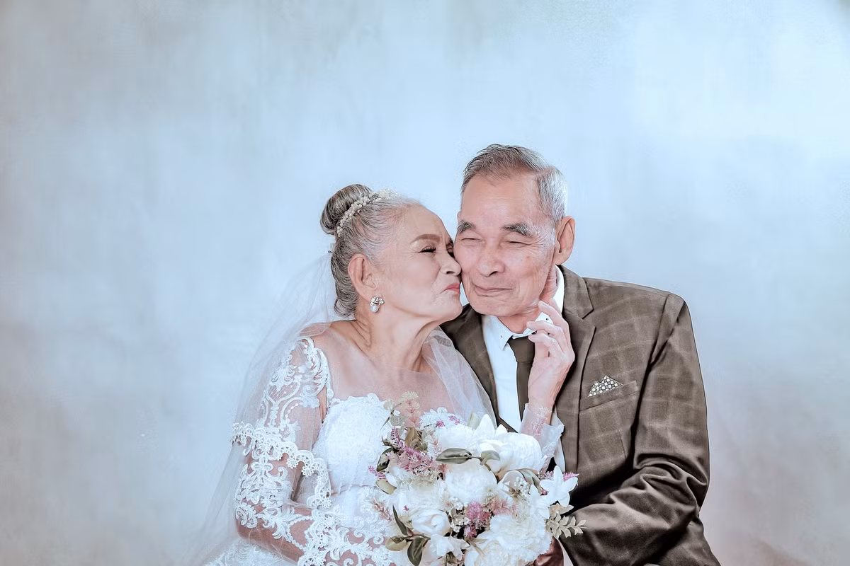 Những cảnh tình cảm của hai cụ khiến lứa con cháu chỉ mong sau này mình cũng được như vậy.