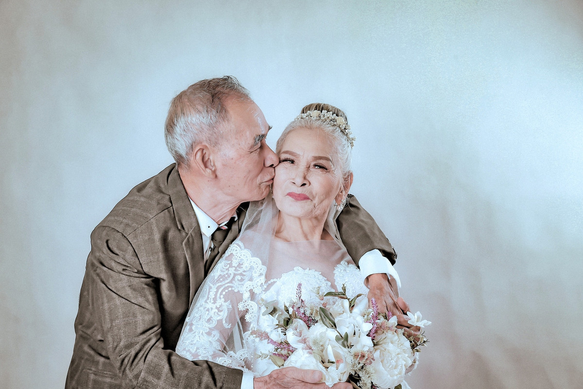 Trong bộ ảnh của Huy Trần, cụ ông và cụ bà diện lên mình trang phục cưới vô cùng tân thời đó là chiếc áo veston hay bộ váy cưới cực long lanh. Cùng với đó là những cảnh vô cùng tình cảm đã khiến lớp con cháu phải tỏ ra vô cùng ghen tỵ.