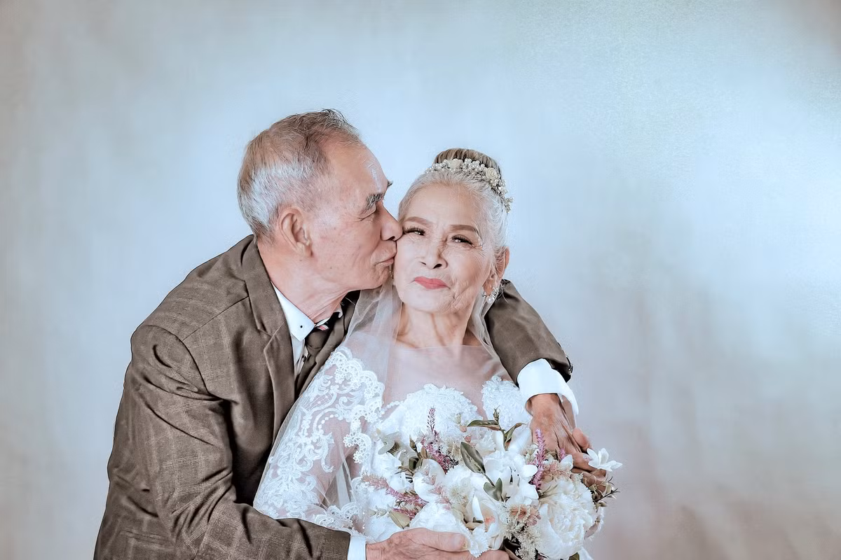 Trong bộ ảnh của Huy Trần, cụ ông và cụ bà diện lên mình trang phục cưới vô cùng tân thời đó là chiếc áo veston hay bộ váy cưới cực long lanh. Cùng với đó là những cảnh vô cùng tình cảm đã khiến lớp con cháu phải tỏ ra vô cùng ghen tỵ.