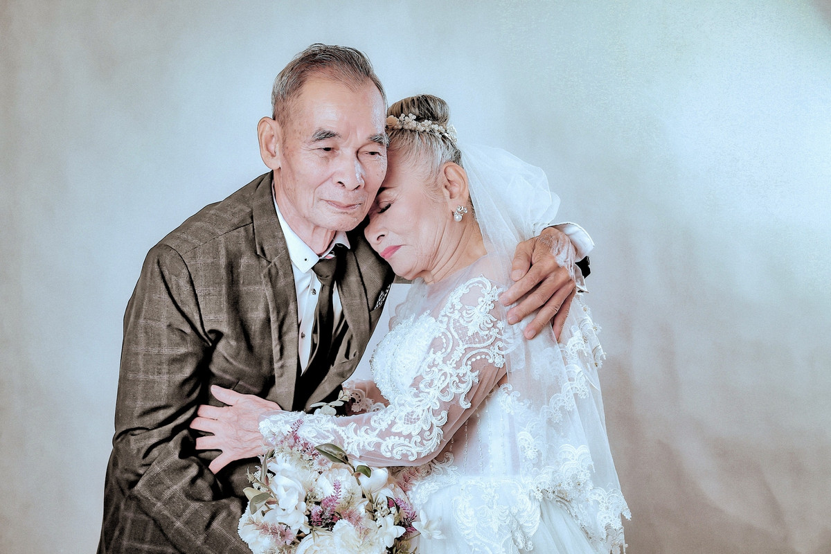 Nickname Hoàng Quang chia sẻ: "Ngưỡng mộ với tình cảm của 2 cụ quá, những khoảnh khắc ngọt ngào này khiến các con cháu phải ghen tị vô cùng. Mong về sau chỉ cần giữ được tình cảm như các cụ như hiện tại".