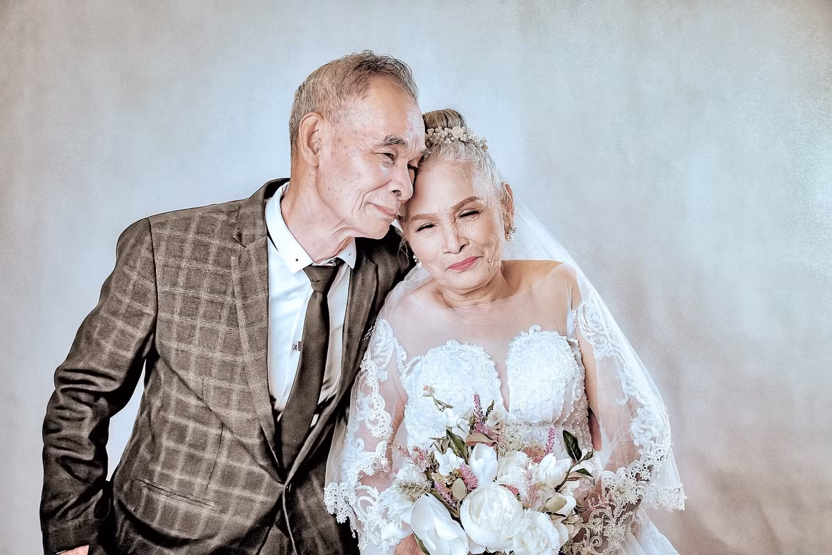 Ngay sau khi bộ ảnh được đăng tải, rất nhiều những bình luận của dân mạng đã đưa gửi đi. Đa phần các dân mạng đều vô cùng thích thú với những bức ảnh của cụ ông, bà tuổi 82 này và dành sự ngưỡng mộ với tình cảm mà 2 cụ dành cho nhau.