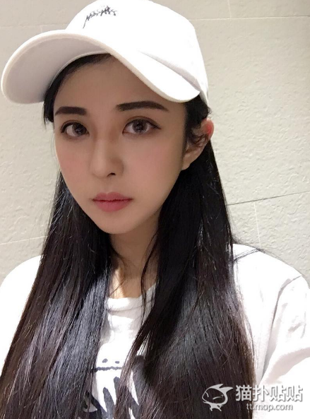 Cô nàng hot girl ngủ gật được cho là người Trung Quốc gây ấn tượng ban đầu đó là dù đang ngủ nhưng cô vẫn vô cùng xinh đẹp với mái tóc thẳng dài, đôi chân nuột nà và góc nghiêng không có điểm chết.