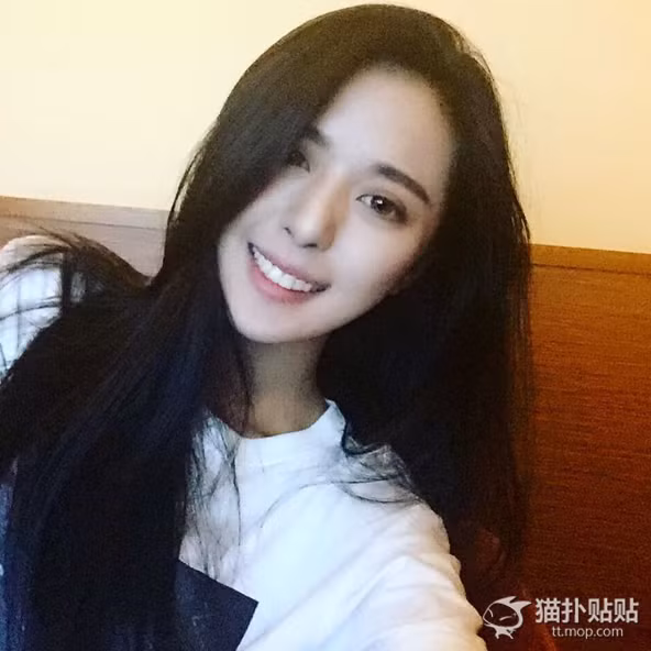 Bức ảnh của cô nàng xinh đẹp có tư thế ngủ vô cùng đáng yêu phía trên được cư dân mạng cho là của một cô gái Trung Quốc và được chụp lén khi cô đang ngủ gật tại một địa điểm công cộng.