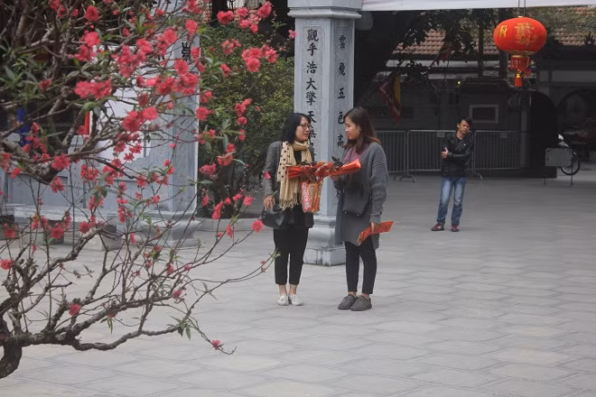 Chia sẻ của Minh Khuê (25 tuổi, Hà Nội): "Như đã thành thông lệ, đầu năm em hay tới chùa Hà để xin tình duyên cùng với công việc thuận buồm xuôi gió và mong được yên phận giữa thế sự".