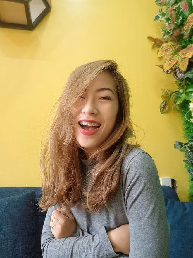 Mai Chi cho biết, cách đây 4 năm, bất cứ ai tiếp xúc cũng chê cô "ngố tàu". Đặc biệt 3 vòng trước sau như một khiến gái xinh này ngại xuất hiện trước đám đông.