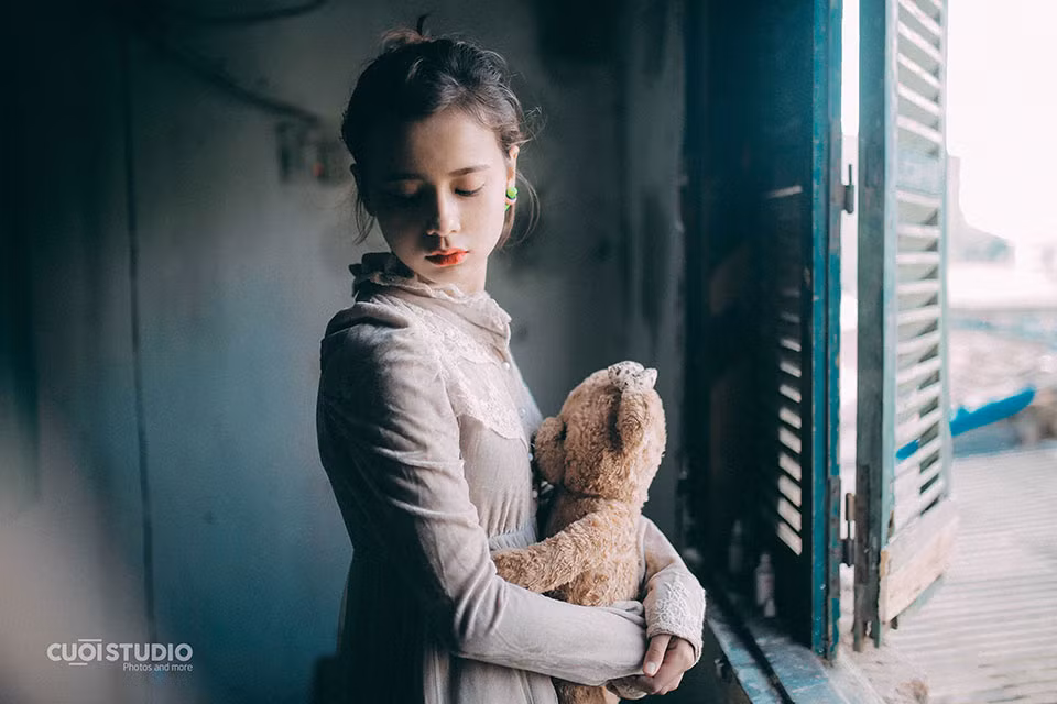 Trong bộ ảnh, Maria nhập vai một cô nàng với chiếc váy màu ngả xám và con gấu bông trên tay. Những cảm xúc trong bộ ảnh này được cô bé thể hiện rất tự nhiên và vô cùng chân thực.