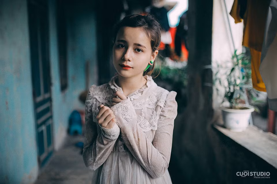 Đôi mắt to, làn da trắng đặc trưng của những cô gái tại châu Âu và vẻ đẹp lai tây là những điểm mà người ta nhận thấy ngay khi gặp Sandra Maria.