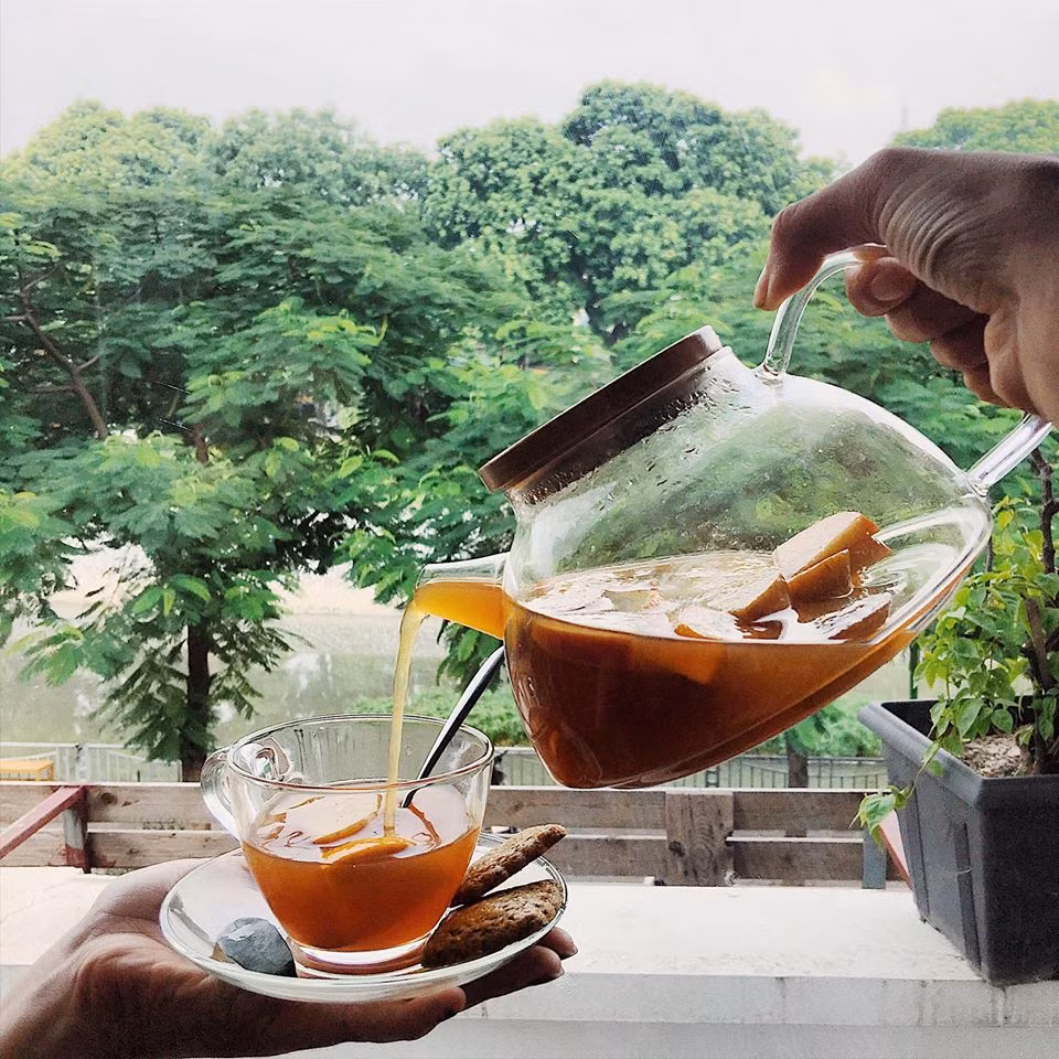 Đồ uống ở Cup of Tea ngoài cafe còn có các loại nước hoa quả mát lạnh, các loại trà ngon cùng những chiếc bánh handmade do chính nhân viên sản xuất. Quả là thi vị cho một buổi xế chiều ngồi nhâm nhi bên ấm trà và thưởng thức vị ngọt, ngậy đến từ những chiếc bánh gato đủ loại.