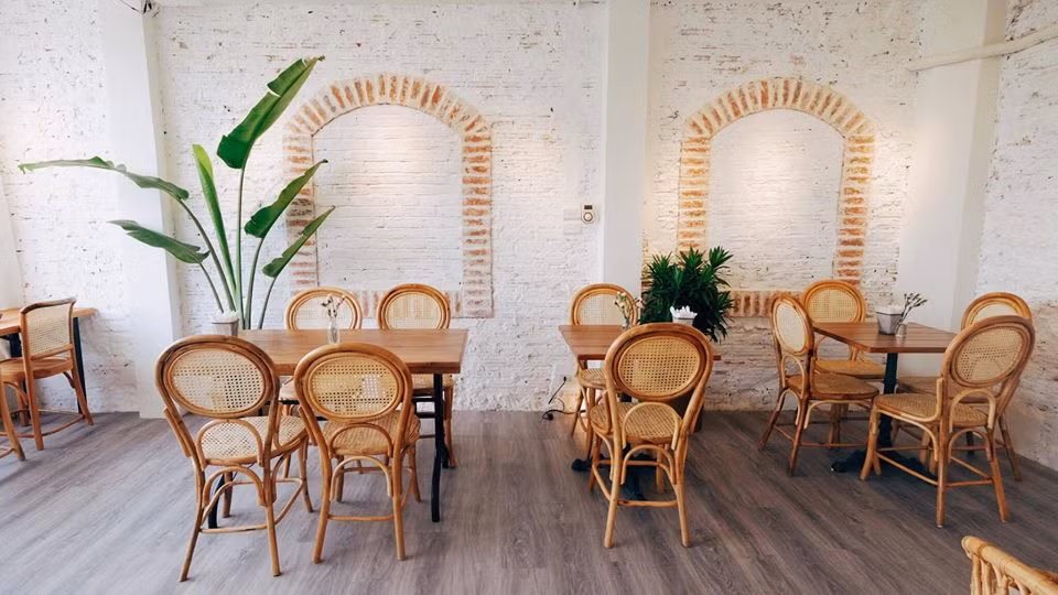 Còn với những buổi tối trời oi bức, nhiều bạn trẻ cũng tìm đến Cup of Tea để hóng gió hồ Tây lồng lộng và để ngắm những ánh đèn xa xa ngoài kia trở nên nhỏ bé, chính những ánh đèn đó tạo nên điểm sáng thu hút mọi người.