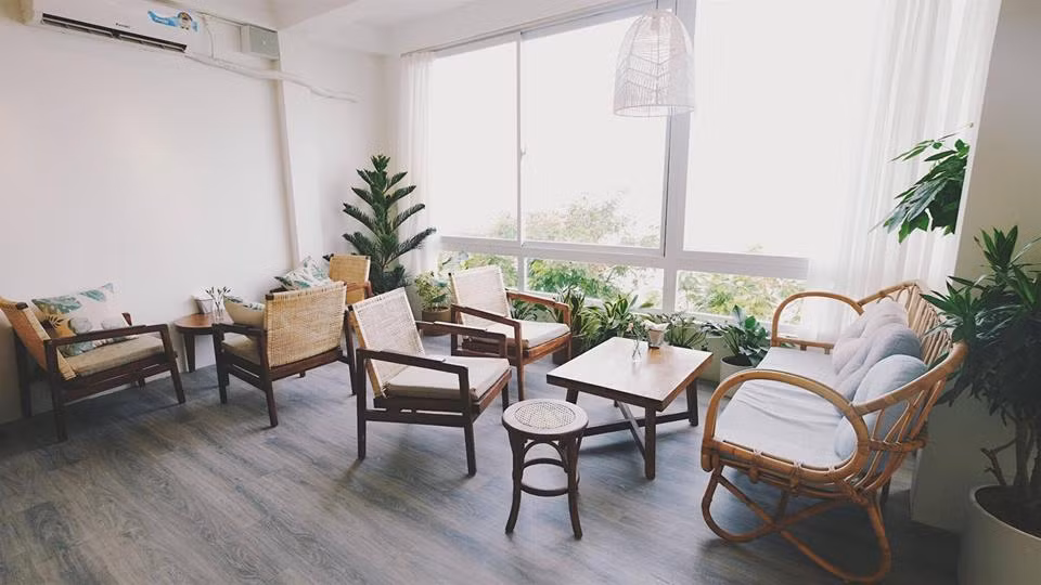Điều đặc biệt khiến cho quán cafe Cup of Tea hút các bạn trẻ Thủ Đô đó là sở hữu view "siêu chất" phóng tầm mắt ra phía hồ Tây lộng gió. Còn gì tuyệt vời hơn khi trong một chiều nắng hồng, thưởng thức tách cafe và nhìn toàn cảnh của chiếc hồ rộng lớn.