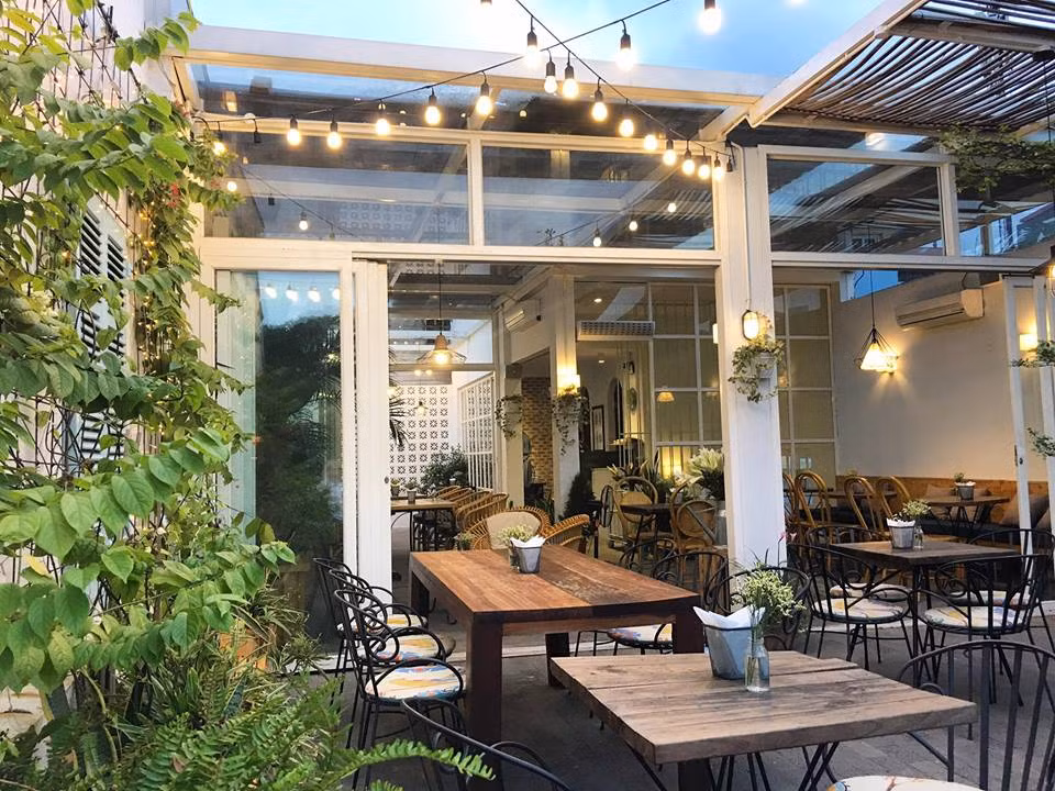 Quan trọng hơn cả là đừng quên "diễn sâu" ở quán cafe "đẹp không góc chết" ở quán cafe view hồ Tây này. Ảnh sử dụng trong bài: Facebook Cup of Tea.