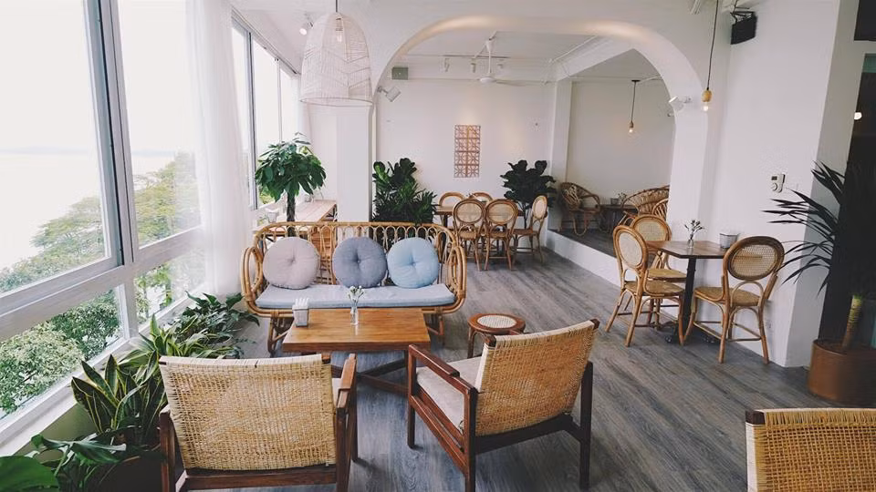 Cách decor của Cup of Tea không quá cầu kì, màu sắc mà vẫn thu hút người đặt chân tới ngay từ lần đầu tiên. Đó chính là sự tinh tế ở gam màu trắng, phối với màu vàng vân gỗ đến từ những chiếc ghế và bàn tạo nên sự sang trọng.