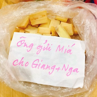 Cụ thể, mới đây trên trang cá nhân của mình nickname Hương Giang, hiện đang sinh sống và làm việc tại Hà Nội đã chia sẻ câu chuyện về ông ngoại năm nay đã 76 tuổi nhưng vẫn chăm lo cho 8 đứa cháu ngoại của mình từng bữa sáng, cho đến từng giấc ngủ khiến nhiều người cảm động và cho rằng đây là mẫu hình "ông ngoại nhà người ta".