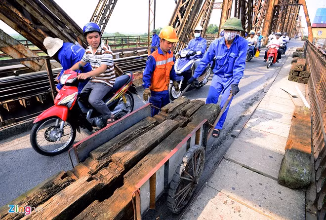 Những thanh tà vẹt đường sắt bằng gỗ bị mục nát sẽ được loại bỏ.