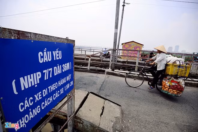 Cây cầu được xây dựng và đưa vào khai thác đã hơn 110 năm. Trải qua thời gian và hai cuộc chiến tranh phá hoại, nhiều nhịp được thay bằng dầm tạm, các trụ đã han gỉ và xô lệch, đường bộ hành nhiều nhịp võng, xệ.