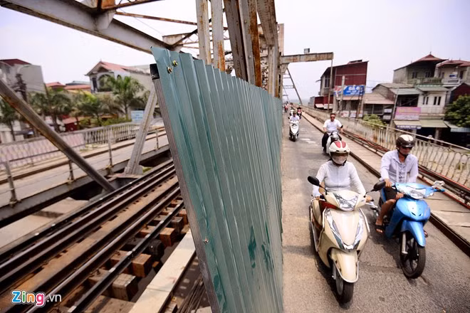 Do sửa chữa công trình đang khai thác và nằm trong khu vực nội đô nên đơn vị thi công phải đảm bảo an toàn cho người và các phương tiện thường xuyên qua đây. Đợt đại tu dự kiến kéo dài tới hết năm 2015.