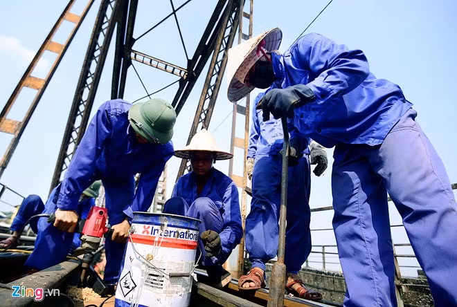 Tham gia thi công dự án khôi phục cầu đều là thợ bậc 4 trở lên, thuộc các đơn vị dày dạn kinh nghiệm của Tổng Công ty đường sắt Việt Nam.